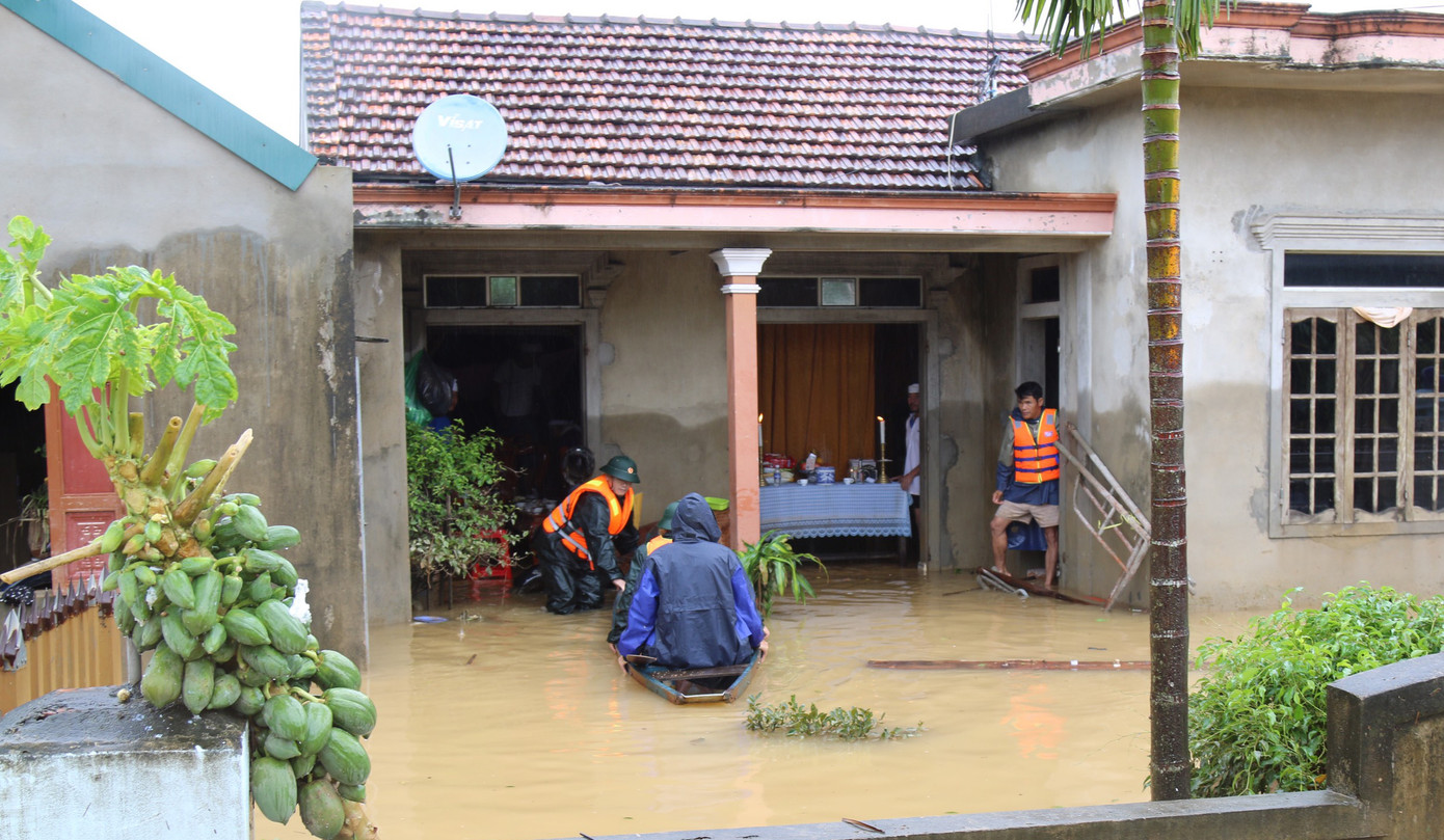 Vợ đau đớn nhìn quan tài chồng trong căn nhà ngập nước ảnh 3