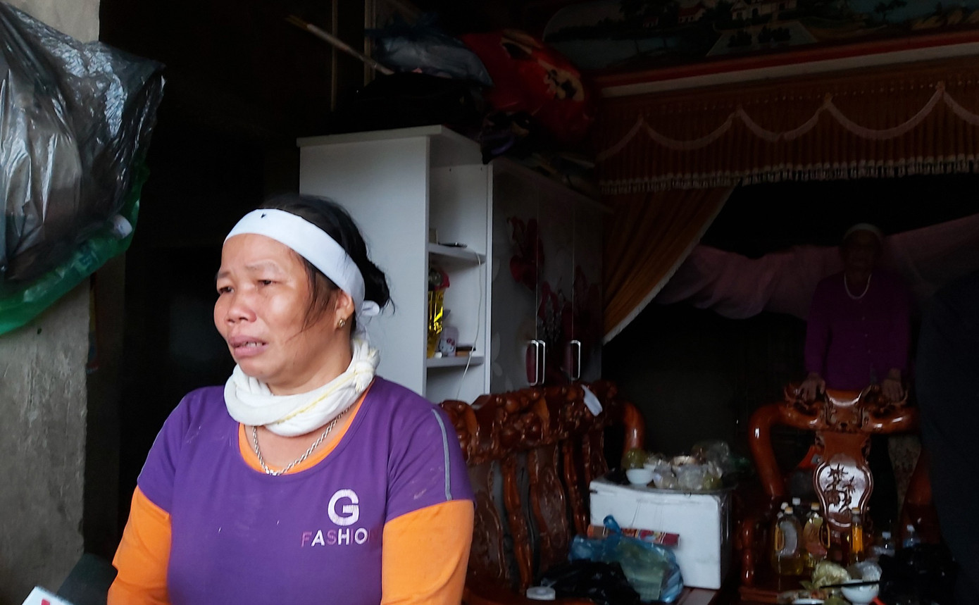 Vợ đau đớn nhìn quan tài chồng trong căn nhà ngập nước ảnh 1