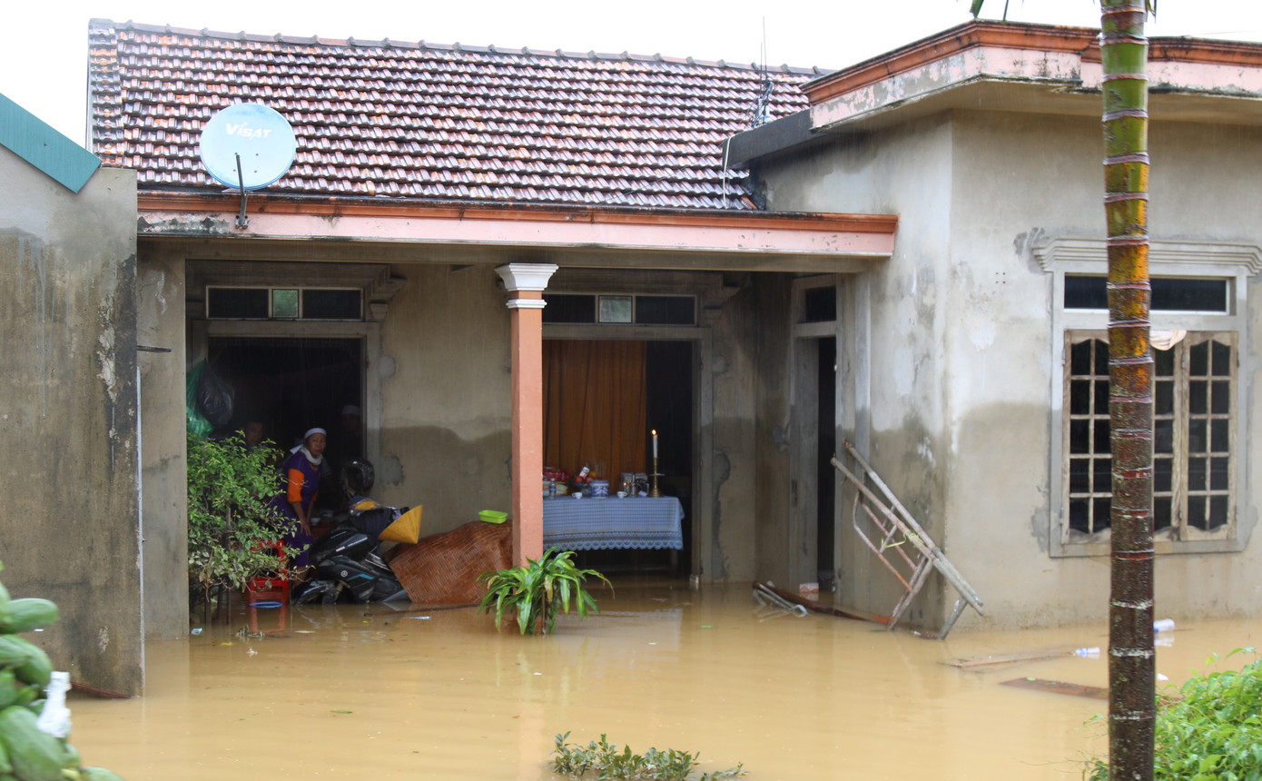 Vợ đau đớn nhìn quan tài chồng trong căn nhà ngập nước ảnh 2