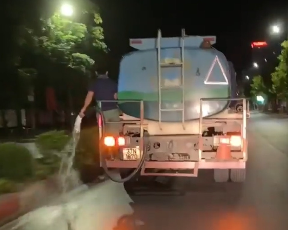Dư luận bức xúc nhân viên công ty cây xanh lãng phí nước giữa trời hạn hán ảnh 1