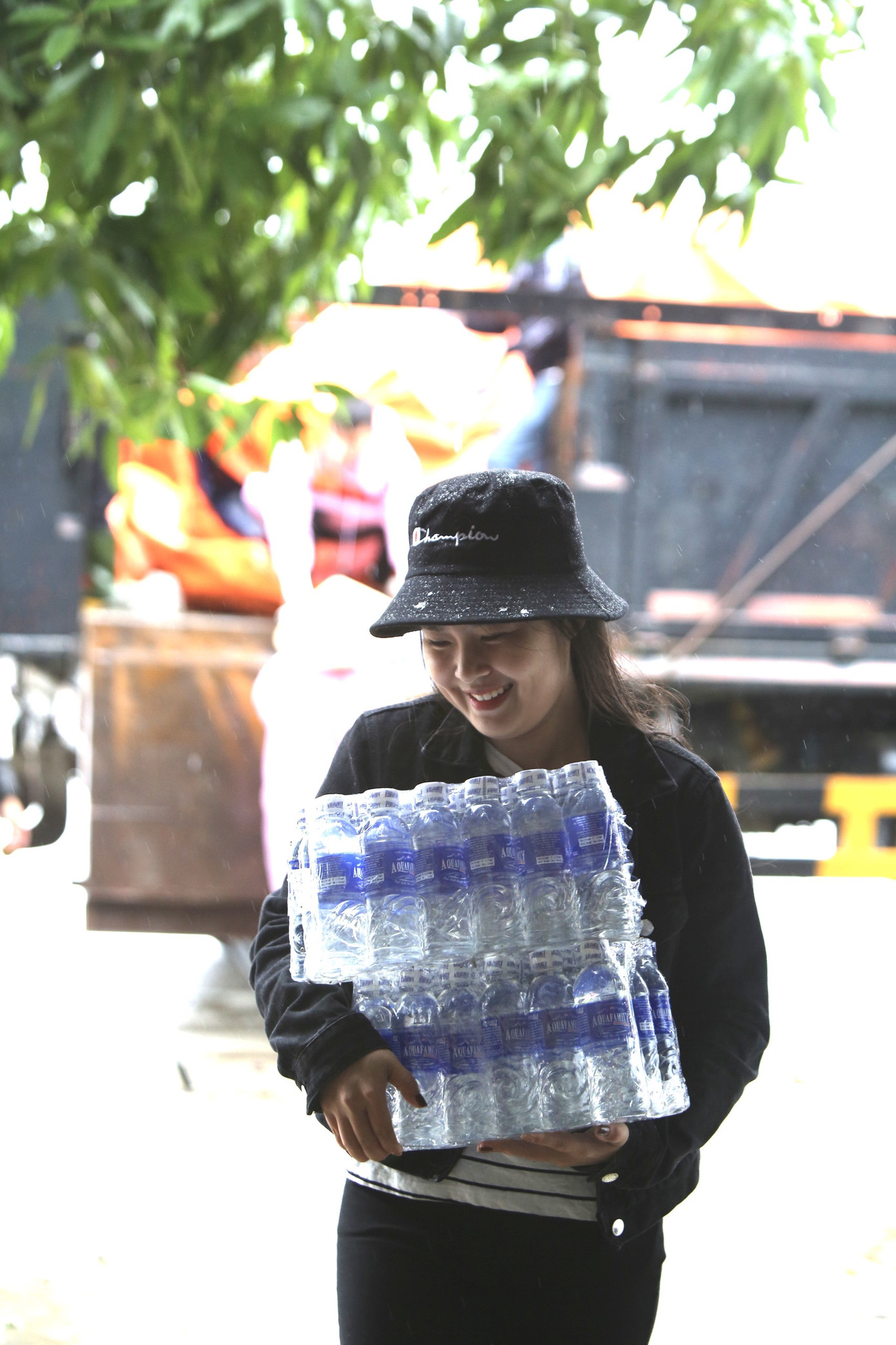 Hàng chục chuyến xe chở hàng cứu trợ đến 'tâm lũ' Hà Tĩnh ảnh 5