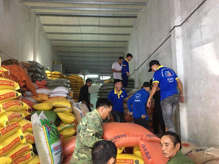 Thanh niên tình nguyện dầm mưa cứu trợ người dân tại rốn lũ chợ Vinh ảnh 10