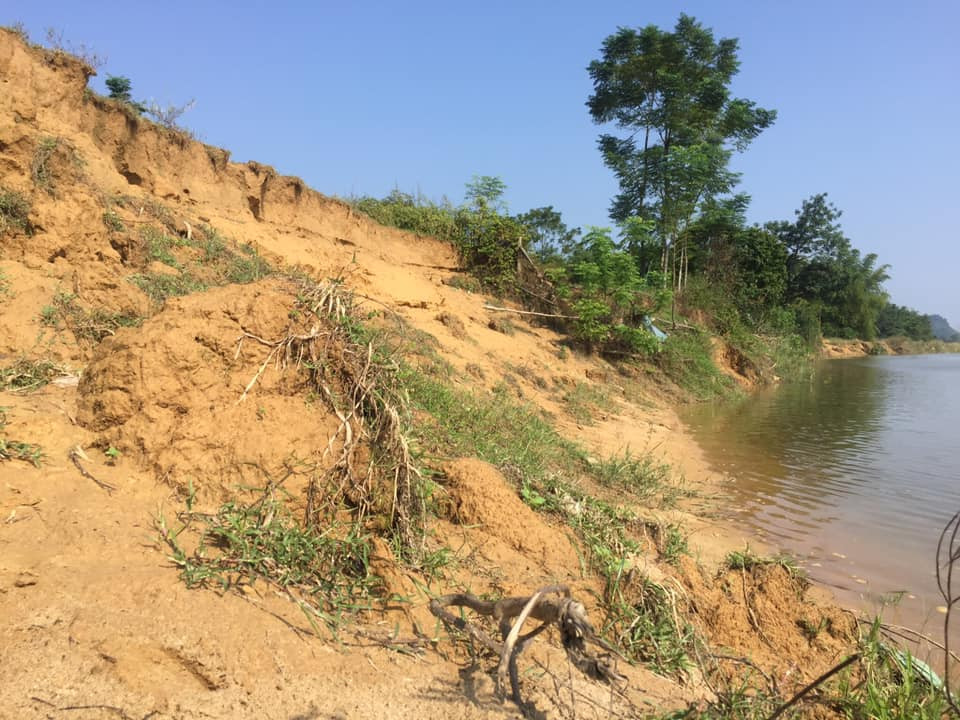 Sông lấn làng, trăm hộ dân sống thấp thỏm bên miệng ‘hà bá’ ảnh 1