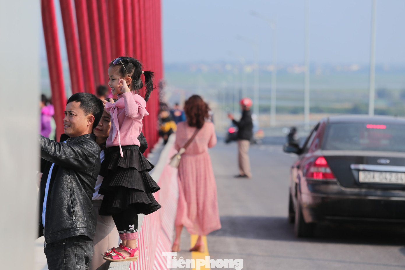 Bất chấp nguy hiểm, người dân đu dây văng trên cầu 950 tỷ đồng để chụp ảnh ảnh 6