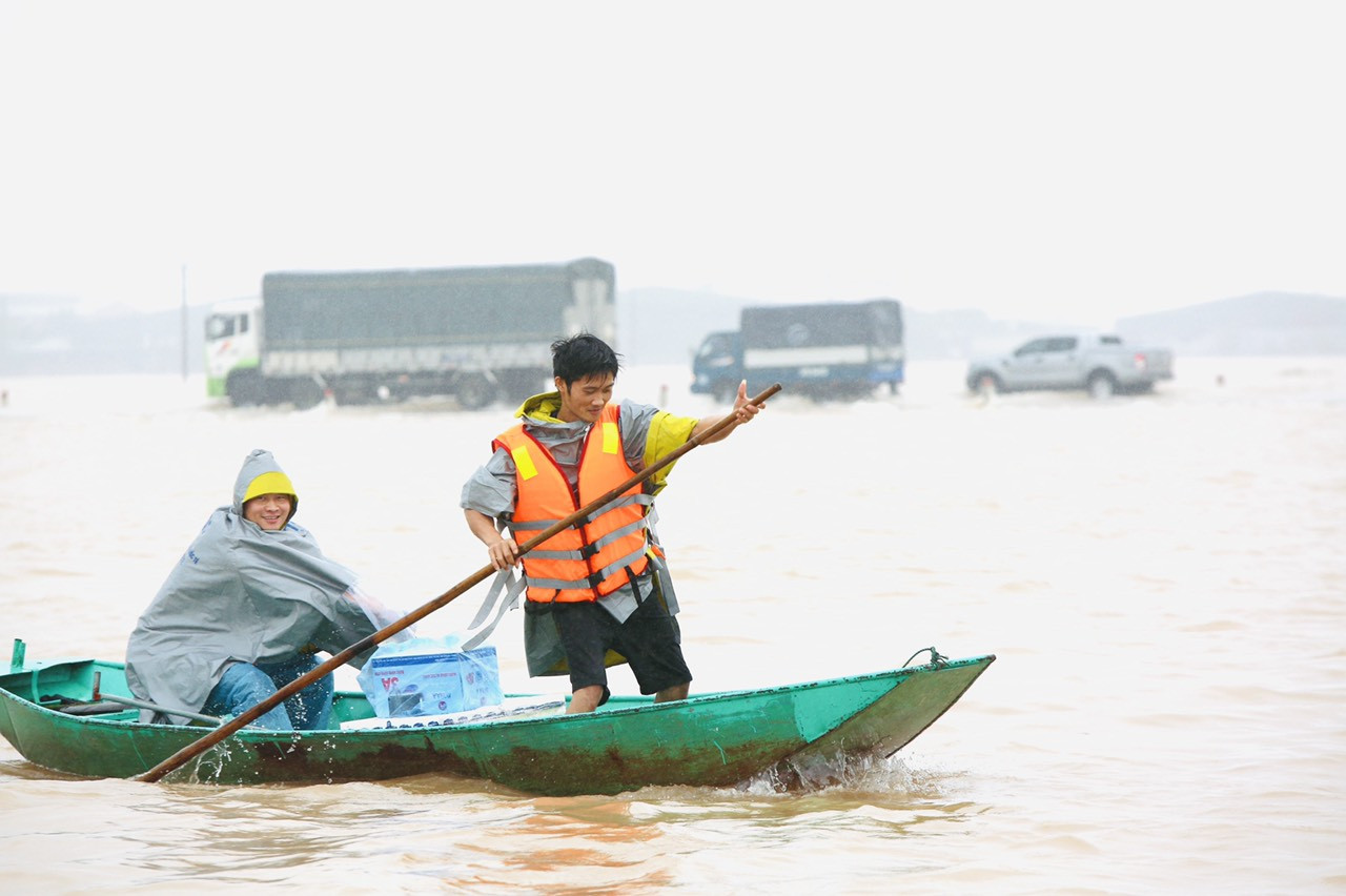 Hàng chục chuyến xe chở hàng cứu trợ đến 'tâm lũ' Hà Tĩnh ảnh 8