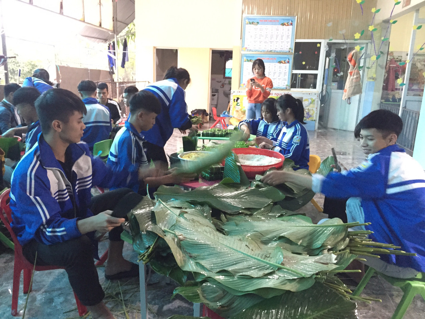 Ấm lòng những nồi bánh chưng cứu đói dân vùng lũ ảnh 9