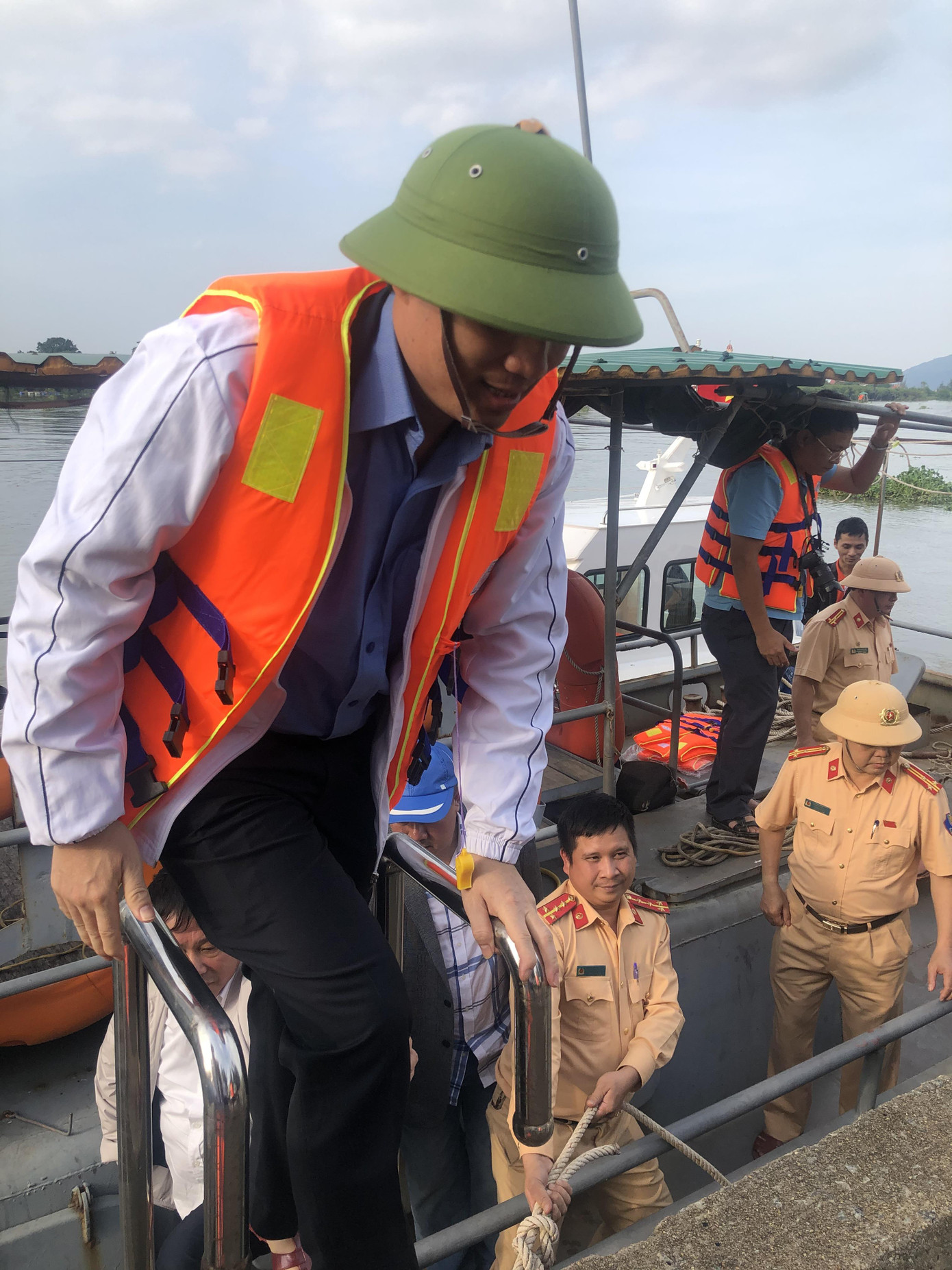 Bí thư Hà Tĩnh tiếp nhận cano cứu hộ, cứu nạn người dân vùng lũ ảnh 5