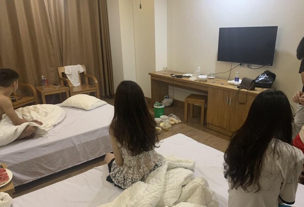 Ba cô gái trẻ cùng bạn trai 'mở tiệc' ma túy trong khách sạn ảnh 1