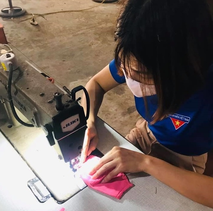 Đoàn viên thanh niên may khẩu trang tặng học sinh trở lại trường ảnh 2