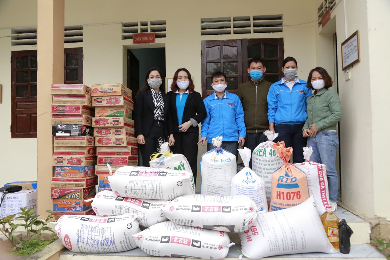 Người dân thâu đêm đỏ lửa luộc bánh chưng gửi vào khu cách ly tập trung ảnh 9