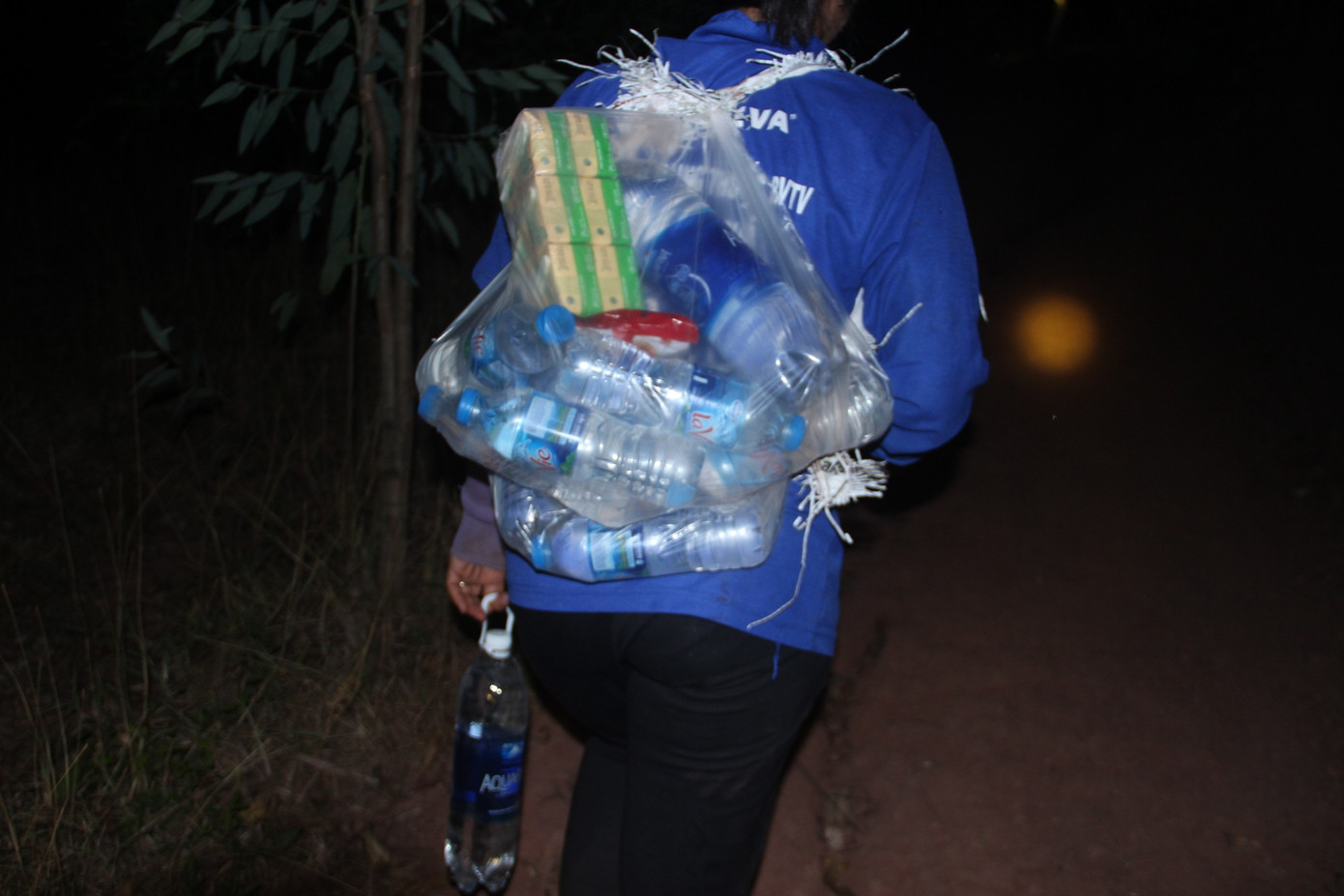 Lên dốc vượt núi tiếp tế lương thực cho lực lượng dập lửa cứu rừng ảnh 5