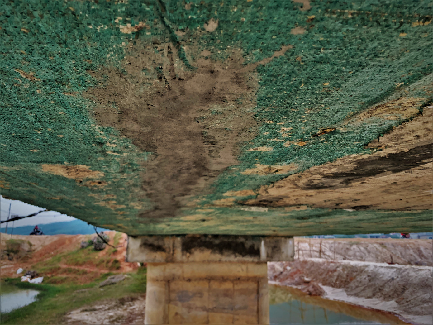 Cận cảnh cầu tiền tỷ bong tróc để lộ xốp, thép hoen gỉ ra ngoài ảnh 15