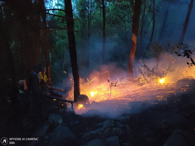 Cận cảnh đám cháy khiến 2.000 người căng mình dập lửa trong đêm ảnh 7