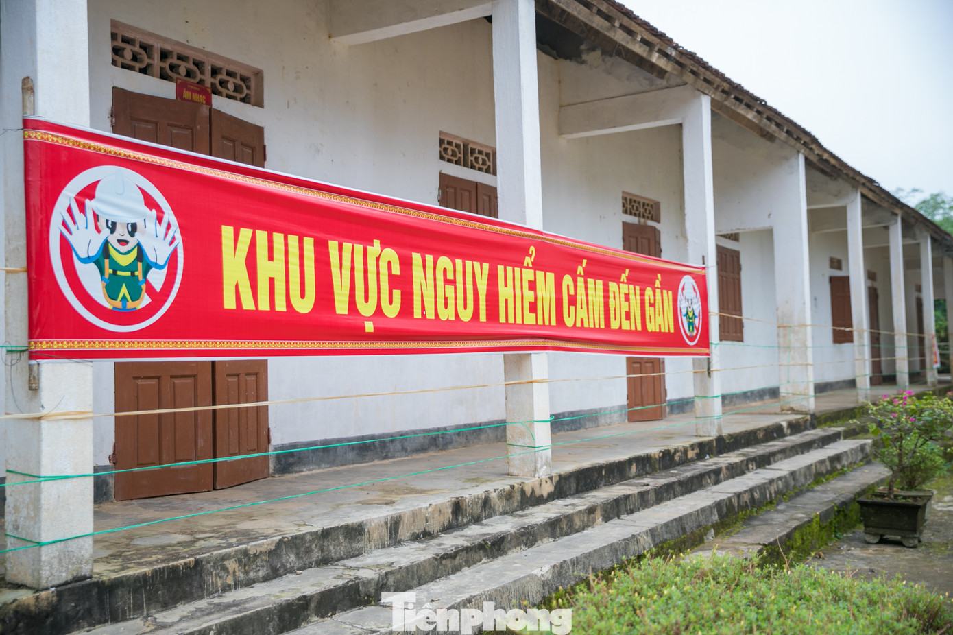 Tường nứt, ngói đổ, thầy trò bỏ lớp ra nhà giữ xe để học ảnh 7