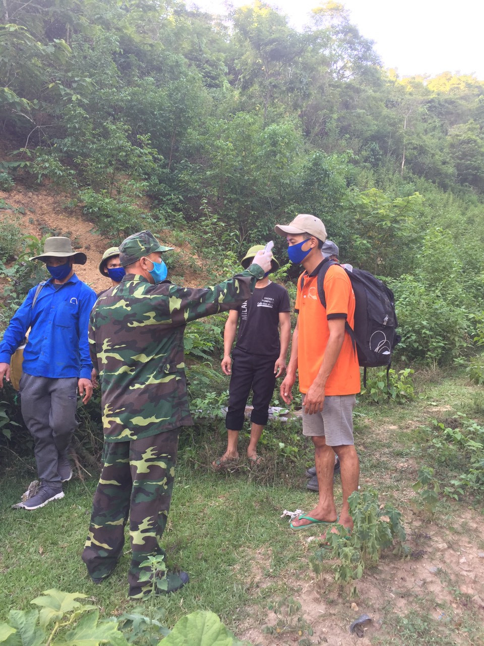 Cách ly 5 công dân nhập cảnh trái phép ảnh 1