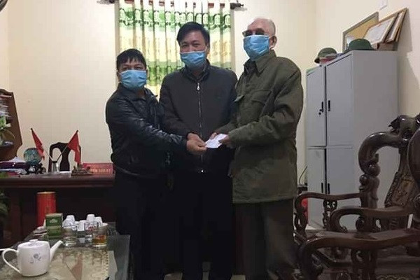 Cựu chiến binh bị mù 2 mắt nhờ hàng xóm chở đi ủng hộ chống dịch ảnh 1