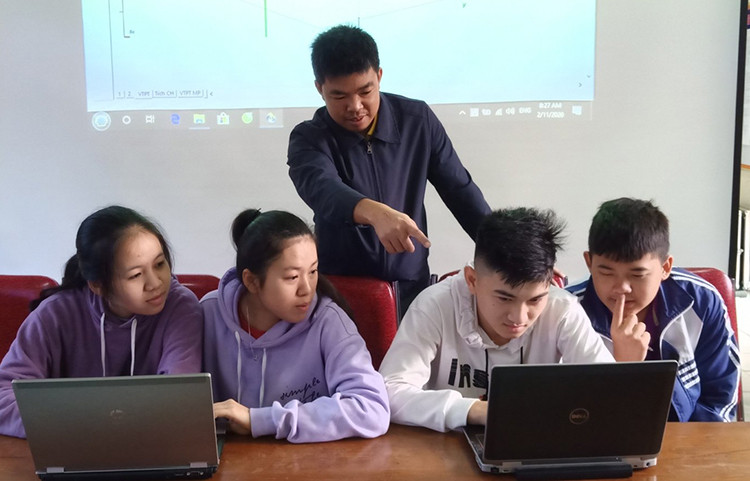 Thầy giáo xứ Nghệ hướng dẫn học sinh ôn bài qua youtube ảnh 2