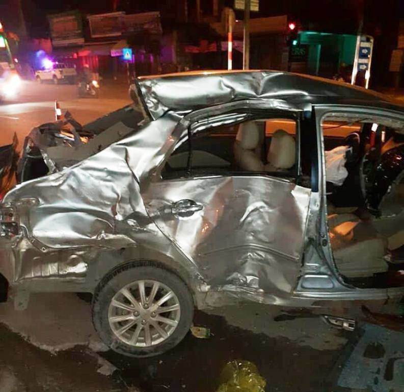 Xe khách đâm nát ô tô con ở Nghệ An, 3 người tử vong tại chỗ ảnh 1