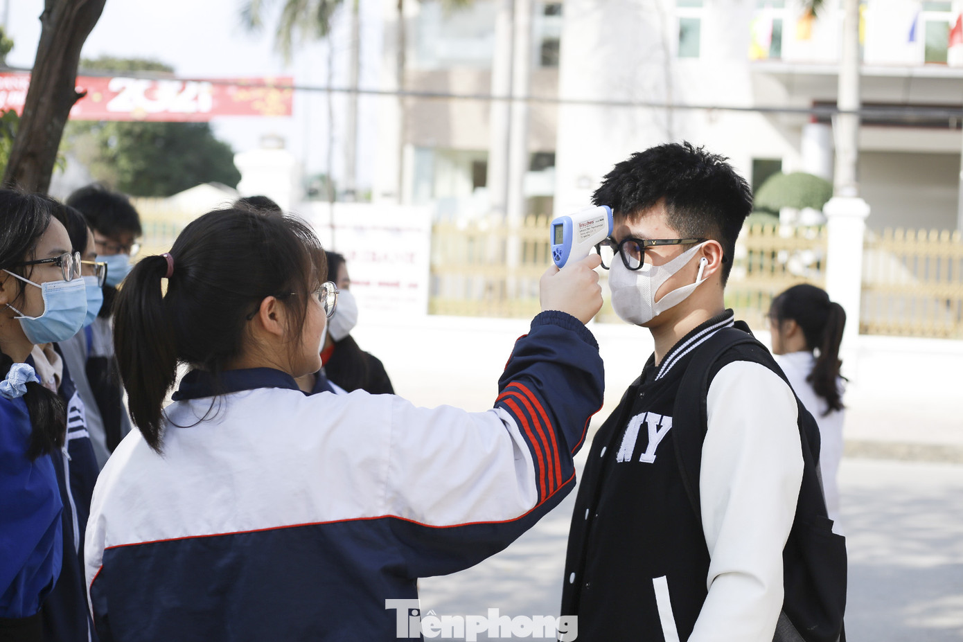 Học sinh Nghệ An mang hương vị tết đến với bệnh nhân nghèo ảnh 7