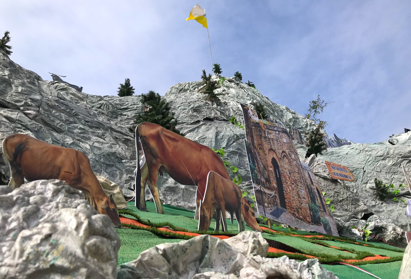 Lung linh hang đá Noel khổng lồ ở Nghệ An cao hơn tòa nhà 3 tầng ảnh 12