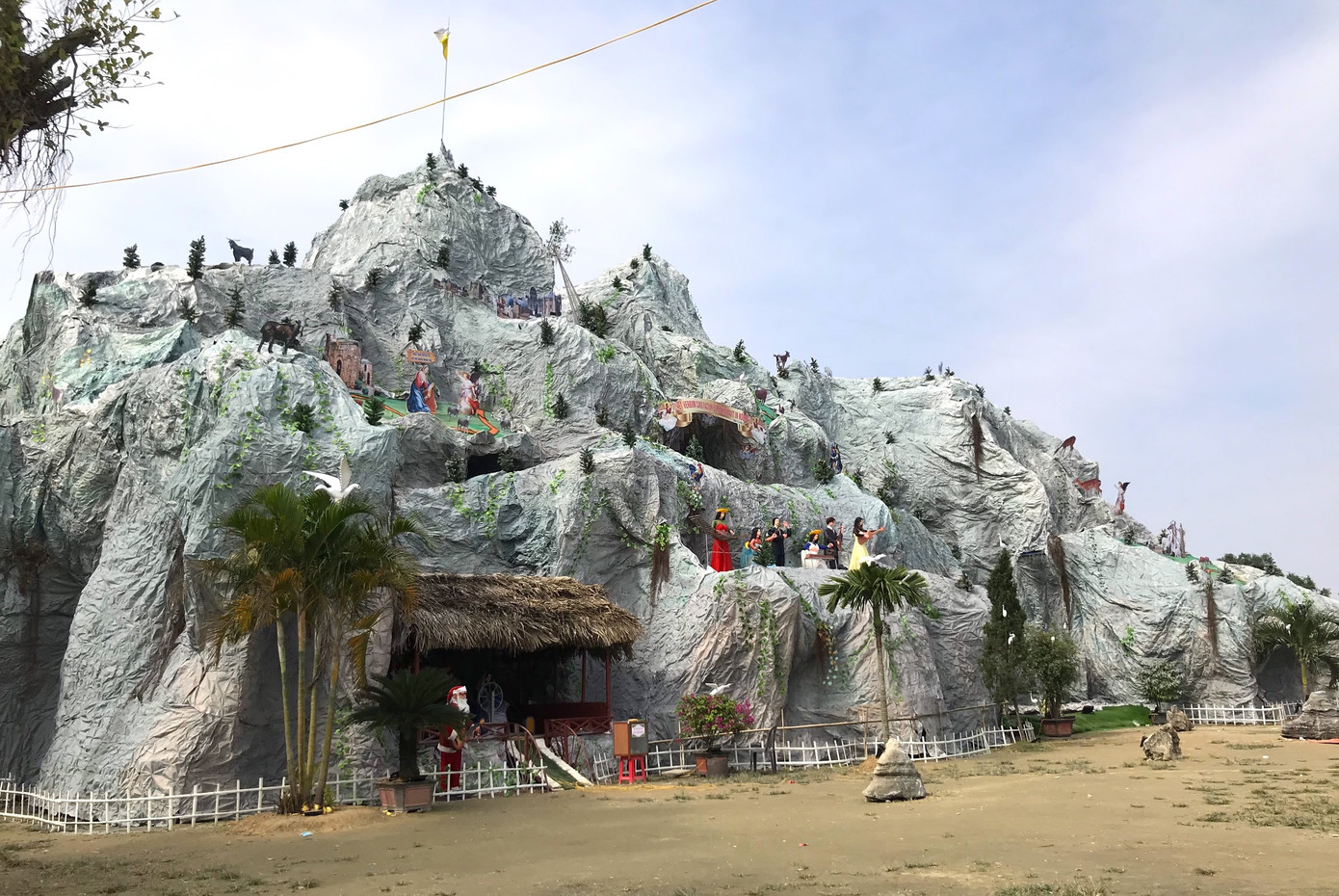 Lung linh hang đá Noel khổng lồ ở Nghệ An cao hơn tòa nhà 3 tầng ảnh 7