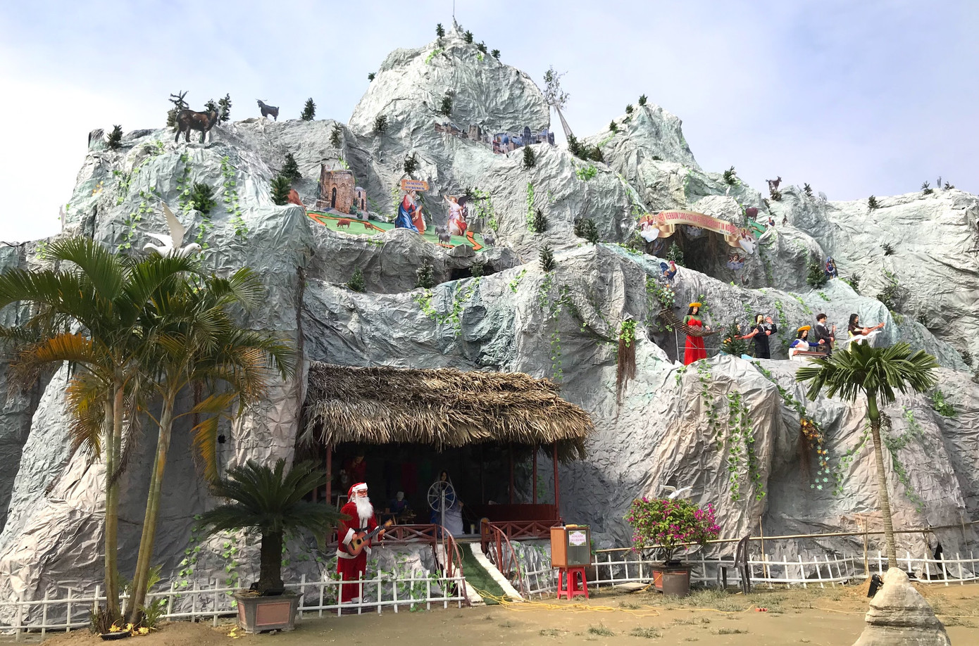 Lung linh hang đá Noel khổng lồ ở Nghệ An cao hơn tòa nhà 3 tầng ảnh 4