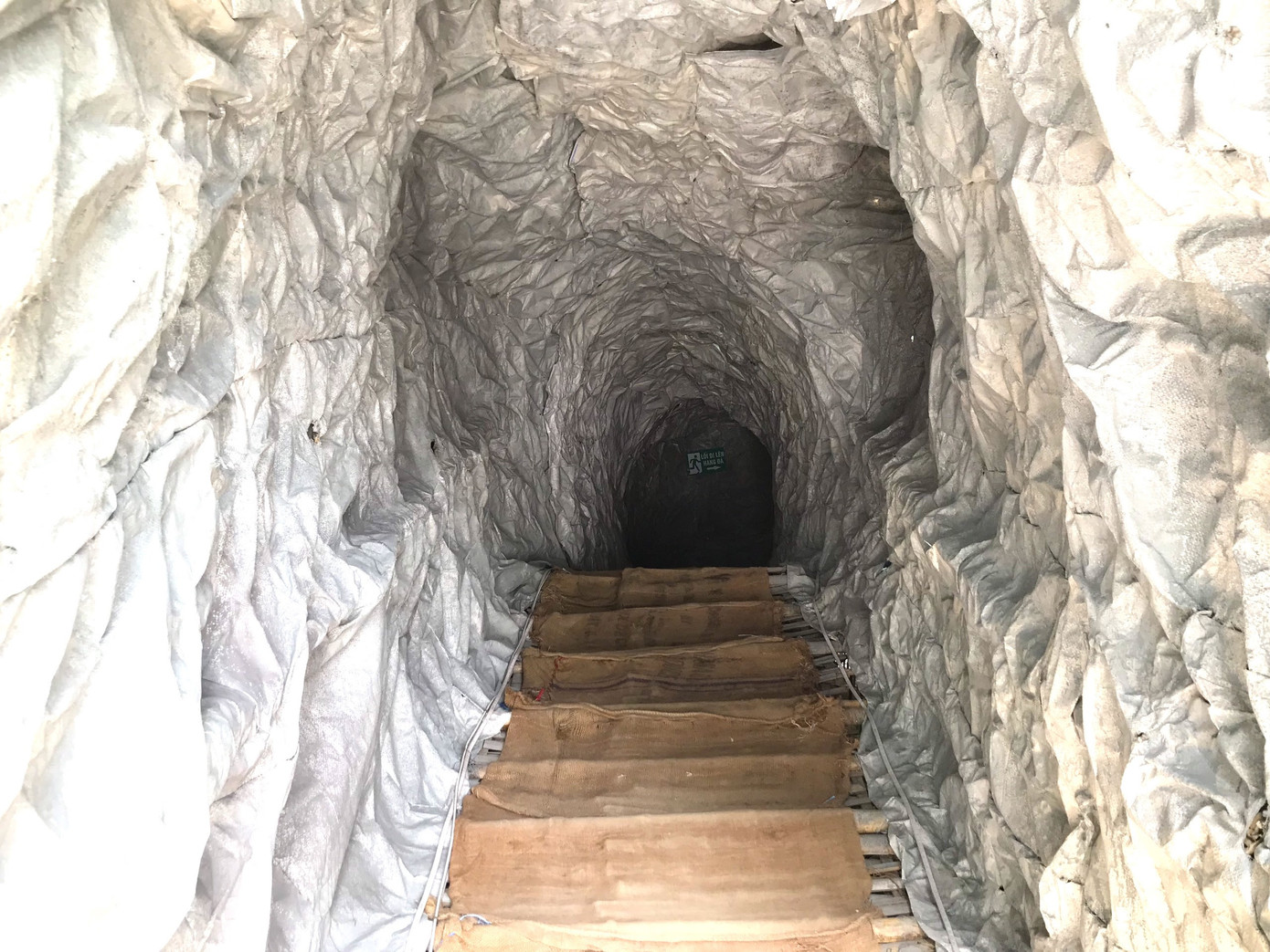 Lung linh hang đá Noel khổng lồ ở Nghệ An cao hơn tòa nhà 3 tầng ảnh 10