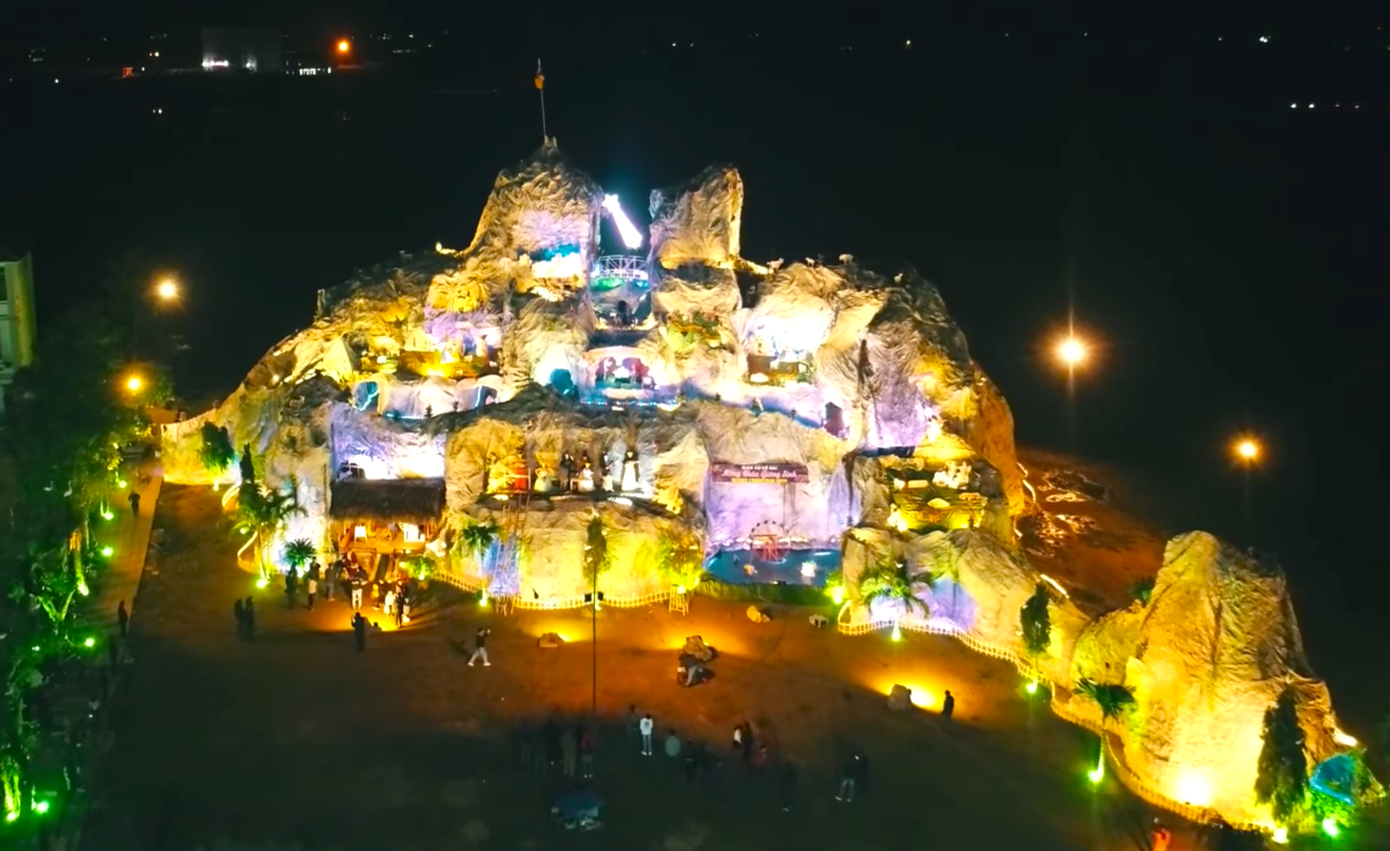 Lung linh hang đá Noel khổng lồ ở Nghệ An cao hơn tòa nhà 3 tầng ảnh 3