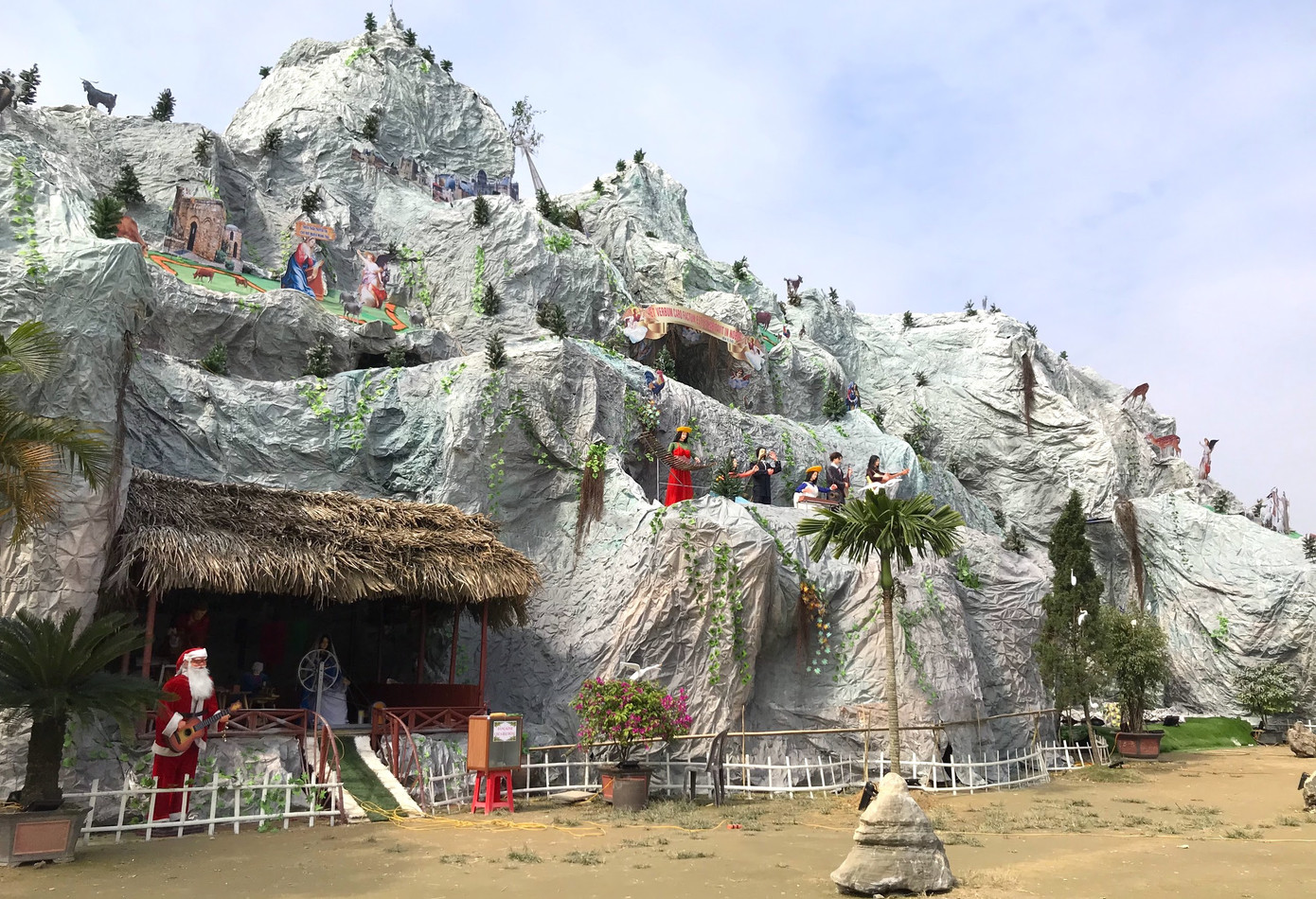 Lung linh hang đá Noel khổng lồ ở Nghệ An cao hơn tòa nhà 3 tầng ảnh 2