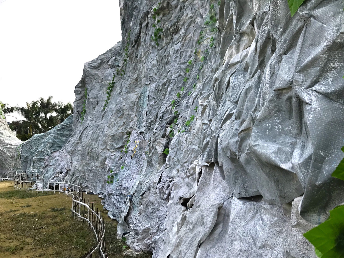 Lung linh hang đá Noel khổng lồ ở Nghệ An cao hơn tòa nhà 3 tầng ảnh 6