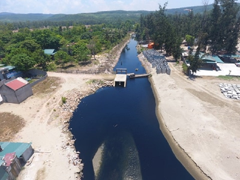 Hồ nuôi tôm xả nước thải đen ngòm đổ thẳng ra bãi biển Đông Hồi ảnh 5