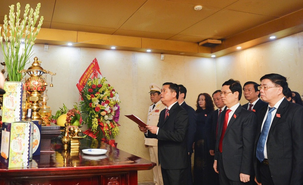 Đại biểu Đại hội Đảng bộ Nghệ An lần thứ XIX báo công với Bác ở Quảng trường Hồ Chí Minh ảnh 1