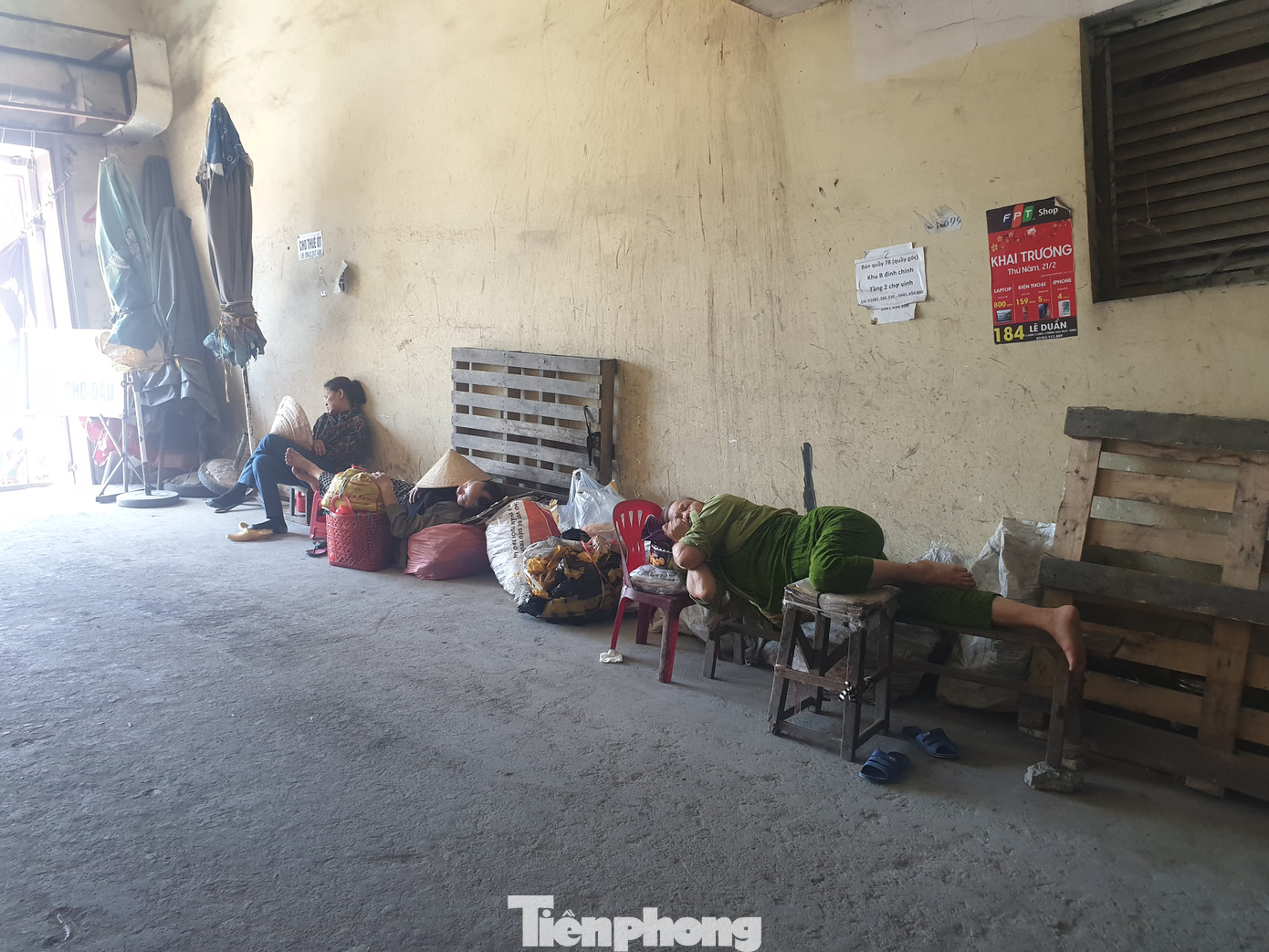 Trời 'đổ lửa', lao động sõng soài trên nền chợ đầu mối lớn nhất Bắc Trung Bộ ảnh 3