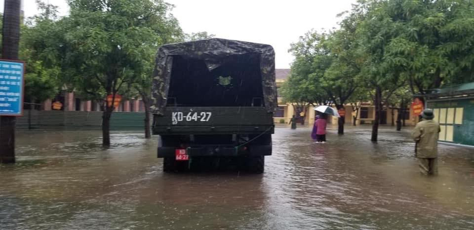 Bộ đội vượt lũ cứu hộ người dân TP Vinh giữa mưa trắng trời ảnh 2