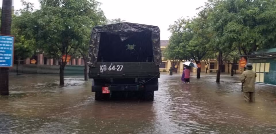 Bộ đội vượt lũ cứu hộ người dân TP Vinh giữa mưa trắng trời ảnh 2