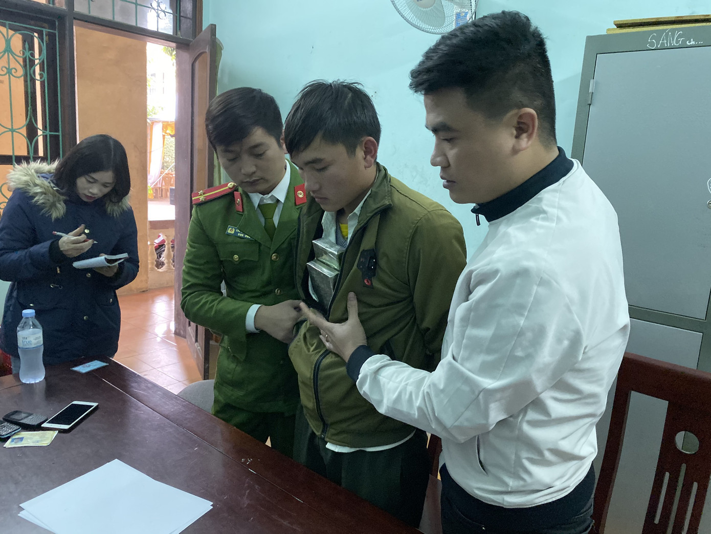 Bắt giữ nam thanh niên giấu 2 bánh heroin trong áo khoác ảnh 1