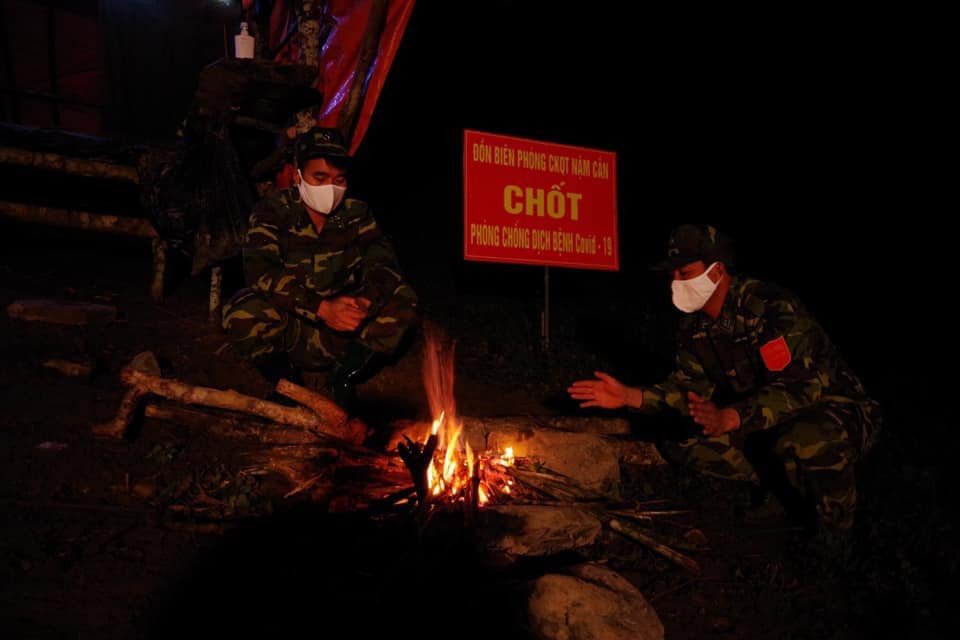 Lính quân hàm xanh trải lá chuối dọn bữa ăn bên suối để chống dịch COVID - 19 ảnh 7