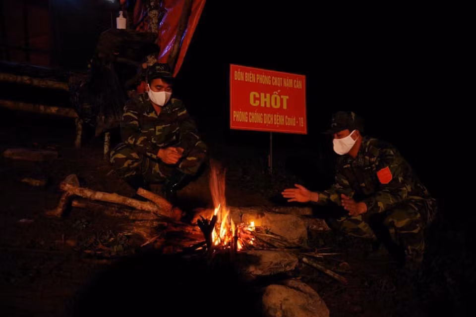 Lính quân hàm xanh trải lá chuối dọn bữa ăn bên suối để chống dịch COVID - 19 ảnh 7