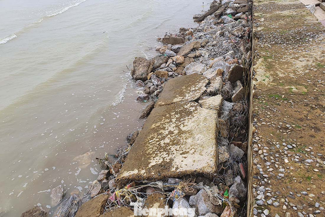 Kè chắn sóng ở Cửa Lò sụt lún vì bão ảnh 4