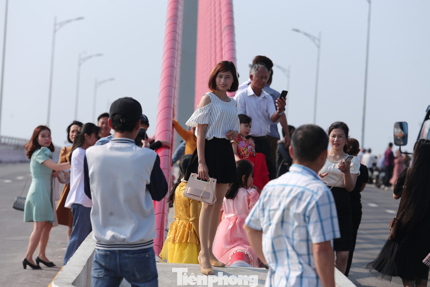 Bất chấp nguy hiểm, người dân đu dây văng trên cầu 950 tỷ đồng để chụp ảnh ảnh 2