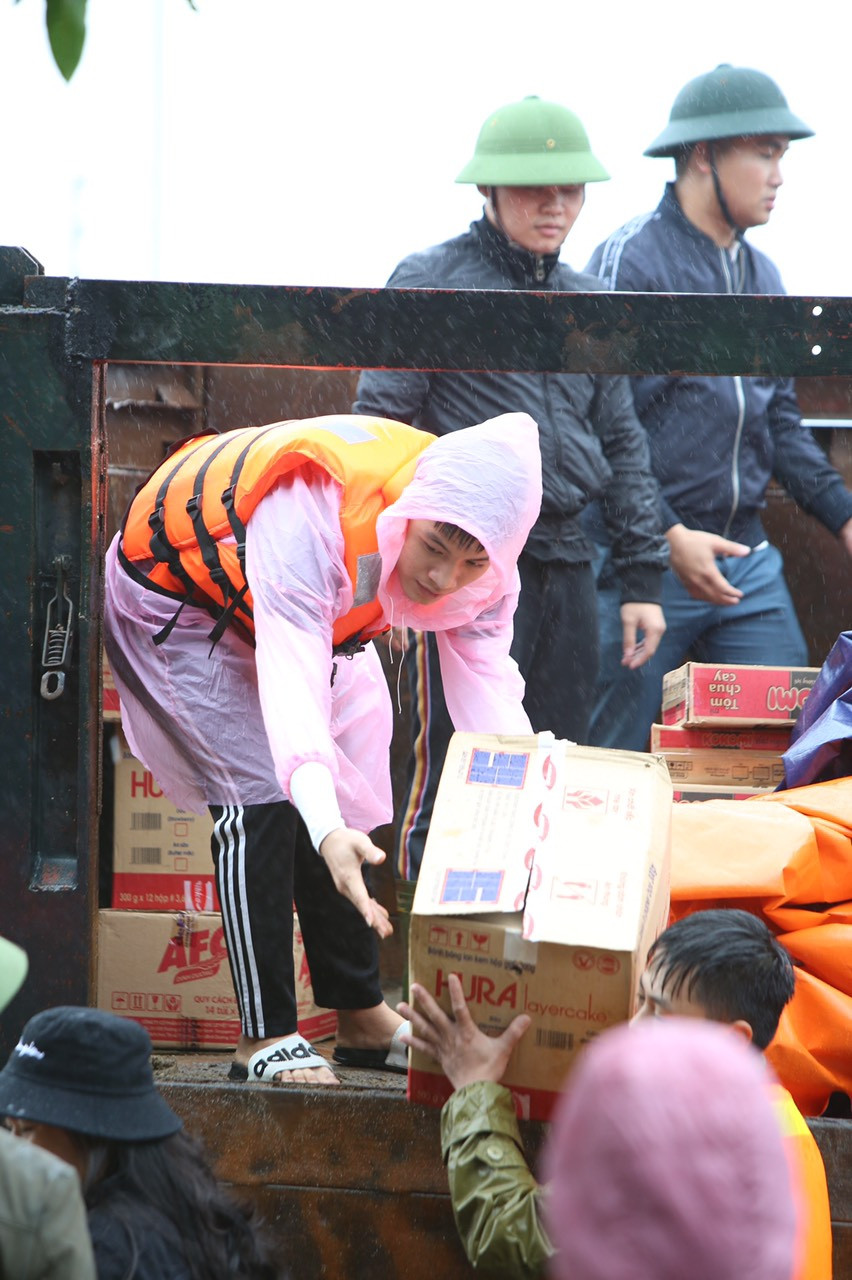 Hàng chục chuyến xe chở hàng cứu trợ đến 'tâm lũ' Hà Tĩnh ảnh 3