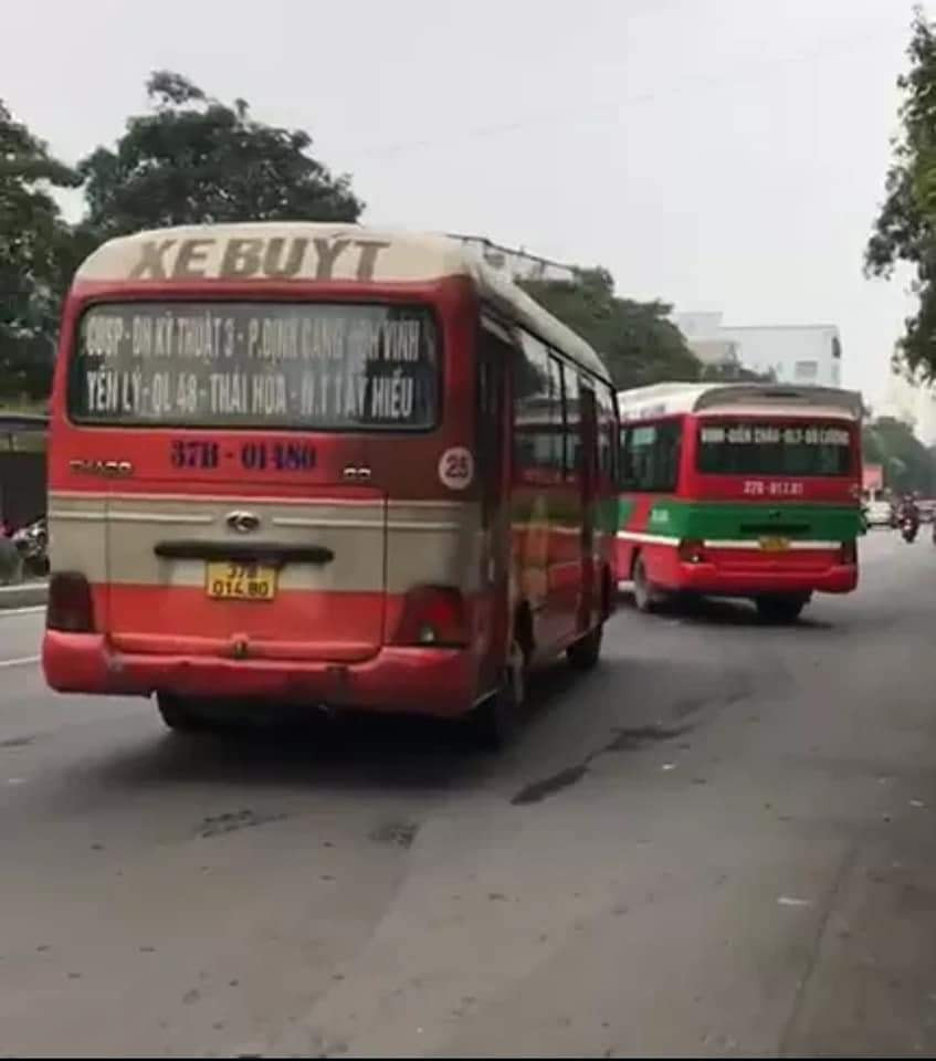 Phẫn nộ cảnh hai xe buýt lạng lách, chèn ép nhau gây nguy hiểm cho người dân ảnh 2