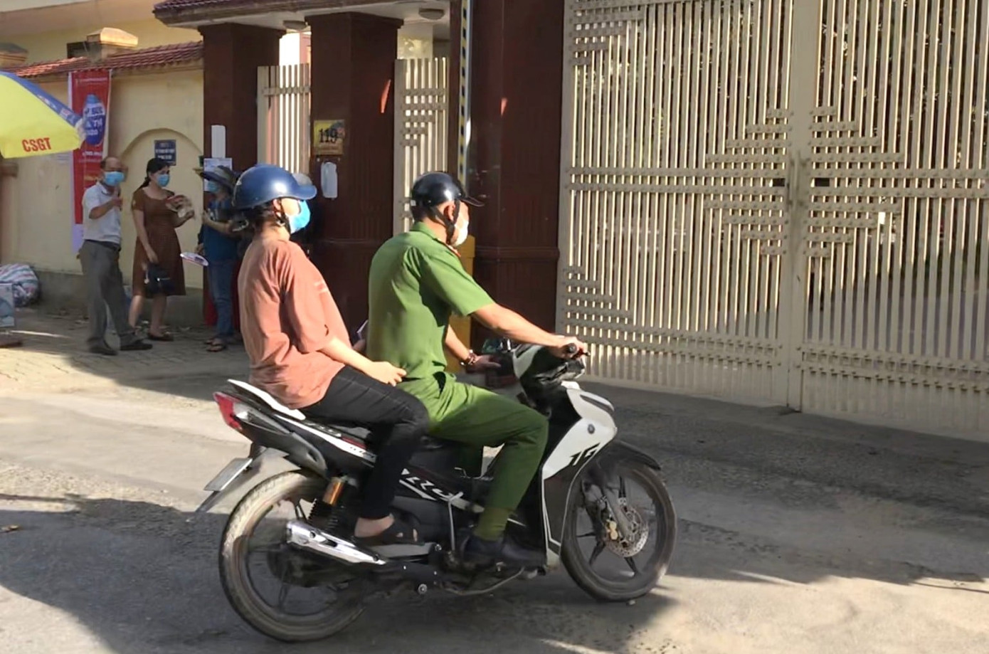 Hành động đẹp của trung úy công an hỗ trợ thí sinh về nhà lấy thẻ dự thi ảnh 2