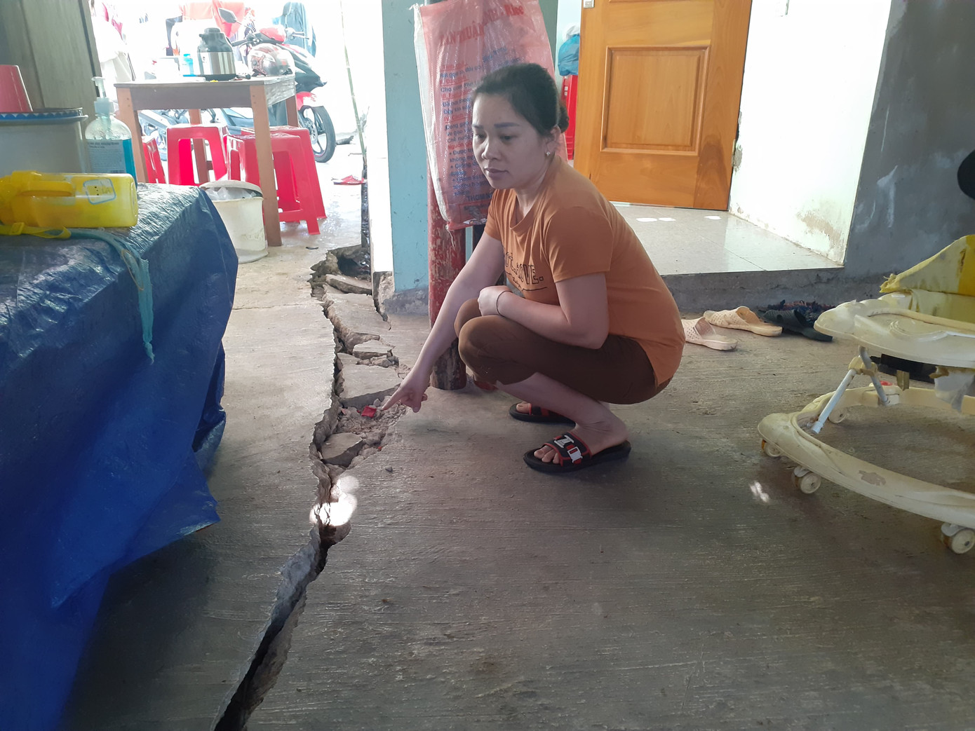Những ngôi nhà của người dân nứt toác do ảnh hưởng từ hoạt động của thủy điện. Nghệ An: Nước về hồ tăng đột biến, thủy điện Bản Ang thông báo xả lũ ảnh 1