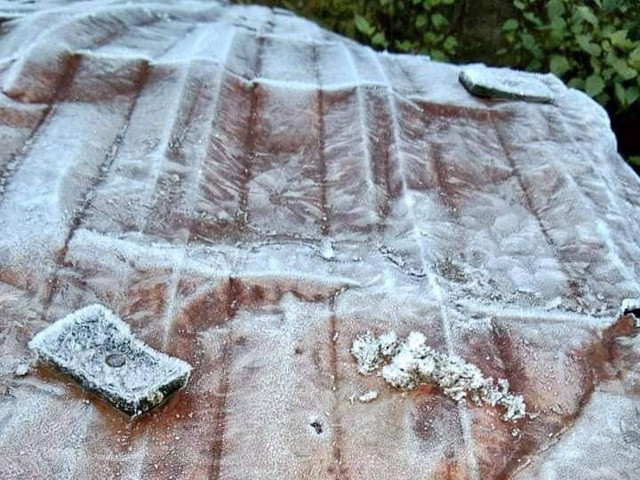 Nhiệt độ xuống thấp, băng giá phủ trắng vùng núi Nghệ An ảnh 1