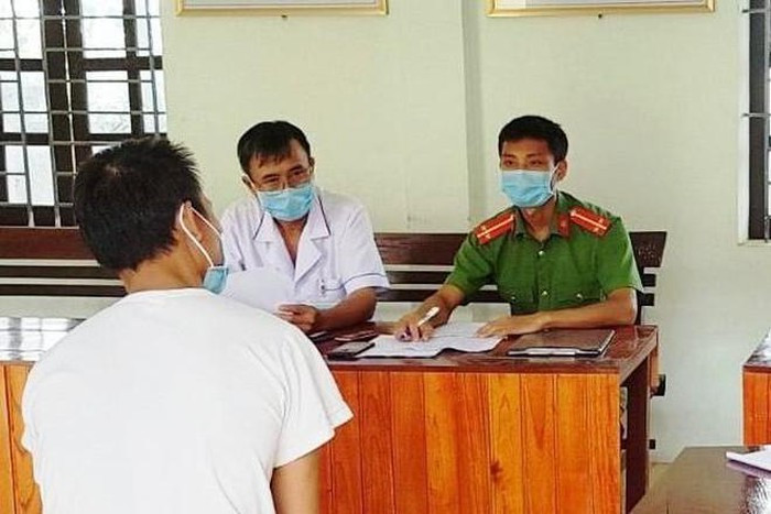 Trèo tường trốn về nhà sau 10 ngày cách ly ảnh 1