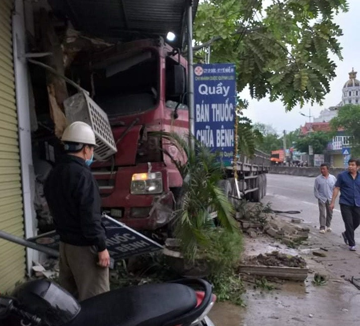 Xe tải mất lái đâm vào nhà dân bên quốc lộ 1A ảnh 1