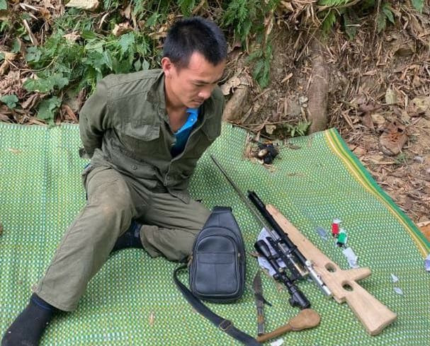 Bị công an vây bắt, đối tượng ôm 'hàng nóng' chống trả ảnh 1