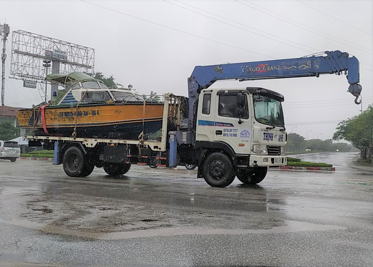 Công an Nghệ An chi viện ca nô cứu dân vùng lũ Hà Tĩnh ảnh 1