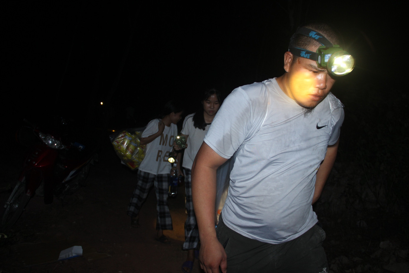 Lên dốc vượt núi tiếp tế lương thực cho lực lượng dập lửa cứu rừng ảnh 10